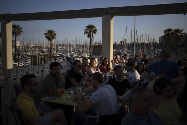 La buena vida. La gente en la Rambla de Barcelona aprovecha la llegada del verano europeo.&nbsp;