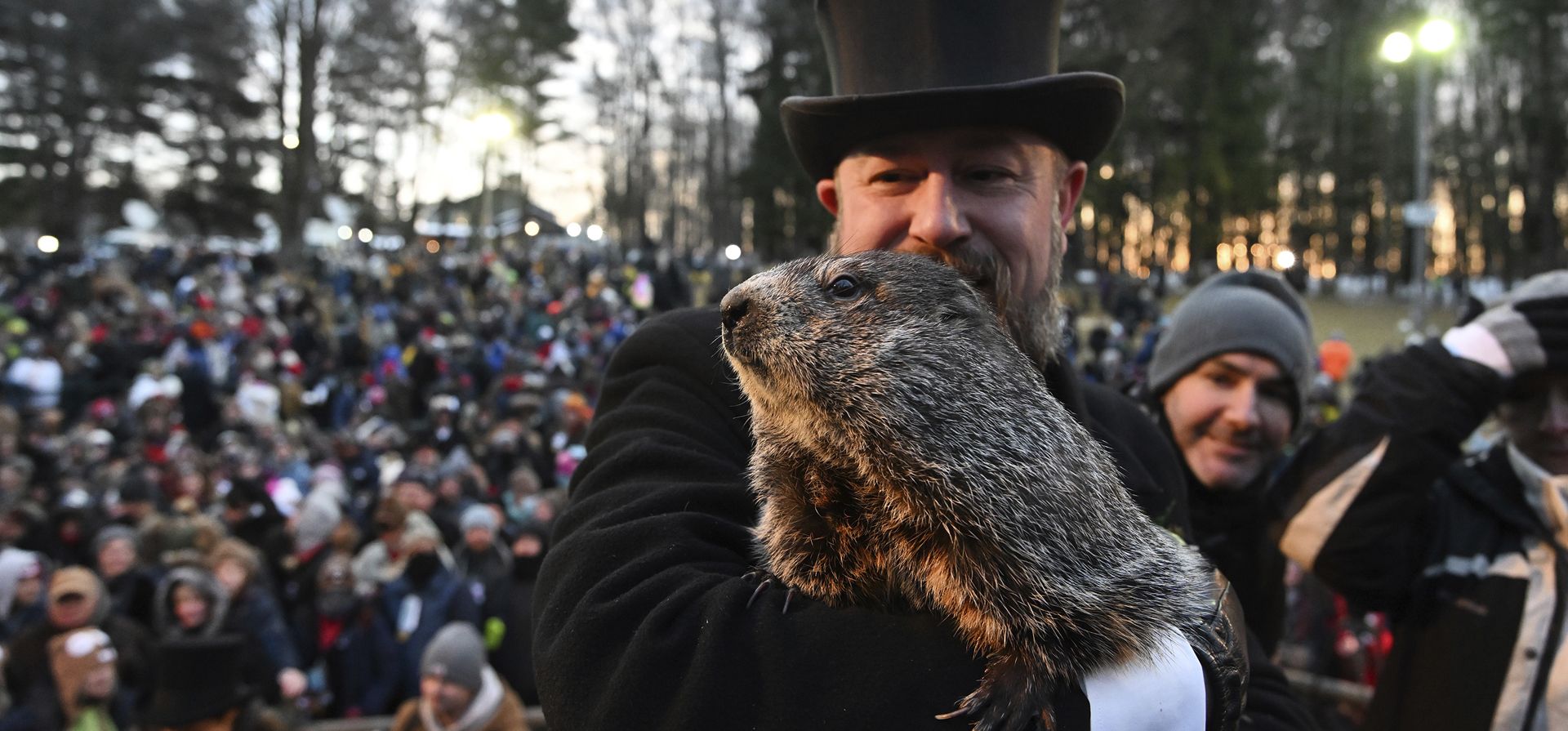 El animador del Groundhog Club A.J. Dereume interactúa con Punxsutawney Phil, la marmota que pronostica el clima, durante la celebración número 136° del Día de la Marmota en Gobbler