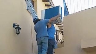 Intentaron instalar un aire acondicionado en altura y terminó siendo un video viral en Tik Tok