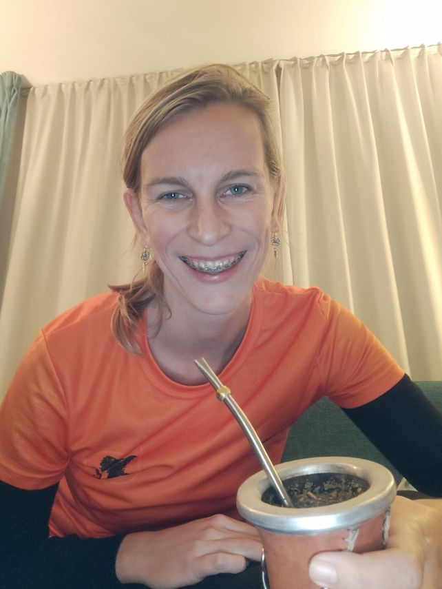 Willemijn adoptó costumbres argentinas pero allá alienta por su selección.