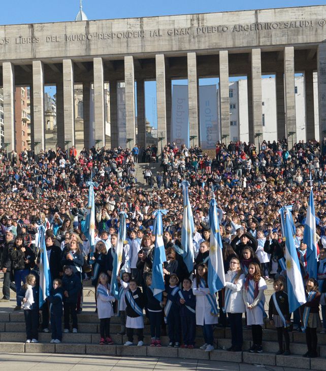 en celeste y blanco. Alumnos saludaron a Belgrano personificado.