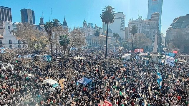 Multitudinarias marchas para repudiar el ataque a la Vicepresidenta