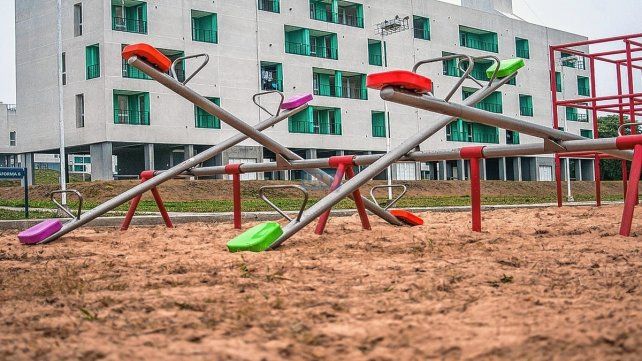 La plaza de juegos y el arenero en el complejo habitacional Procrear II