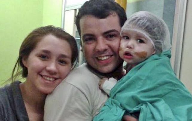 Esperanza. Renzo con sus padres tras salir del quirófano del Garrahan.