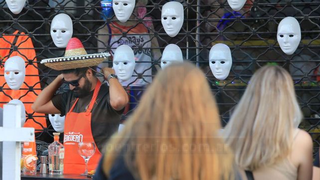 Fiesta de Disfraces: disfraces en los comercios y mural para recibir a los visitantes