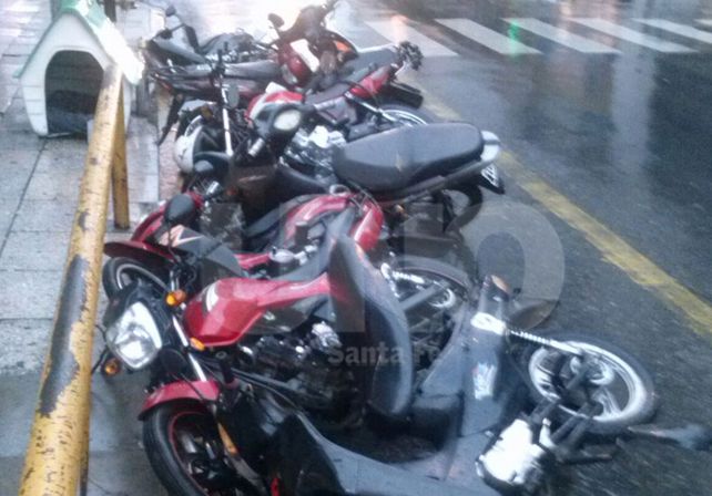 El viento tumbó a las motos que estaban estacionadas en 25 de Mayo y Suipacha. Foto: Carlos De Luca.