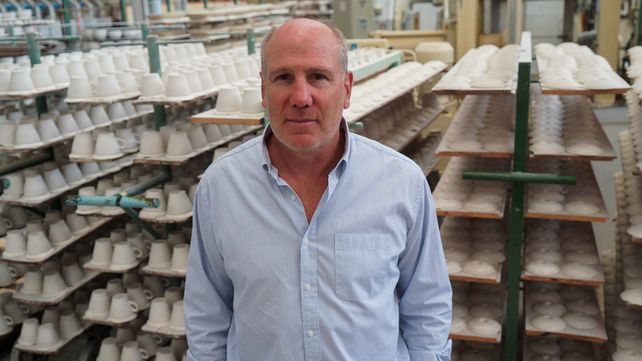Gerardo Glusman lleva cinco años como director en Verbano, pero conoce la planta desde chico porque su padre lo llevaba a comprar piezas de porcelana para la empresa de su familia.