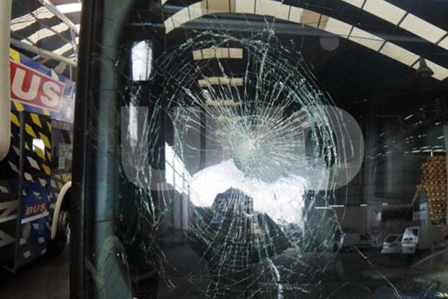 Tiraron una piedra a un colectivo en la Avenida Circunvalación