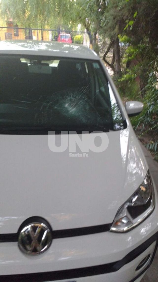 Compró un auto a la tarde y a la noche le rompieron el parabrisas de un piedrazo en la ruta 168