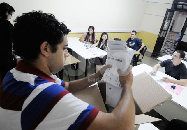 Recuento. A las 18 concluyó  el acto eleccionario y en las aulas que hicieron de cuarto oscuro se contó voto a voto.