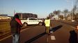 De cerca. Gendarmería se mantiene próxima a la protesta, con el propósito de evitar cortes de tránsito. De cerca. Gendarmería se mantiene próxima a la protesta, con el propósito de evitar cortes de tránsito.