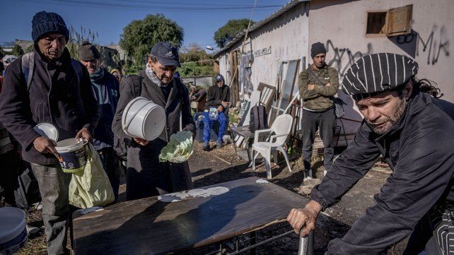 Mientras algunas personas compran botellas de agua