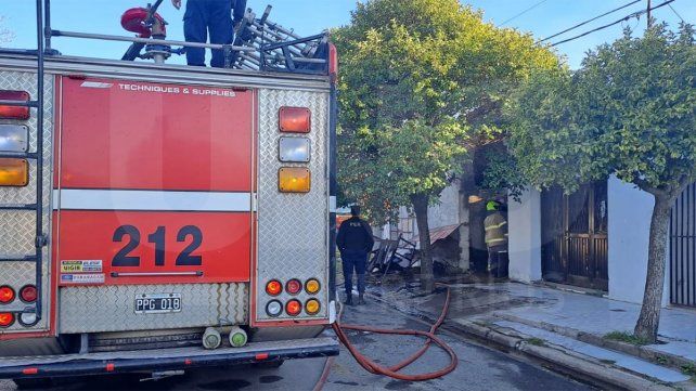 Un voraz incendio consumió un depósito en Paraná