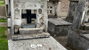 Una rosarina que estuvo el viernes en el cementerio encontró varias fotos tiradas en los pasillos y las dejó sobre las tumbas.