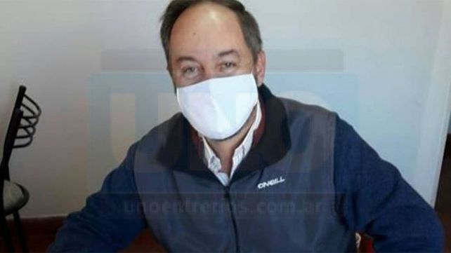 Carpintero: En una mesa de madera
