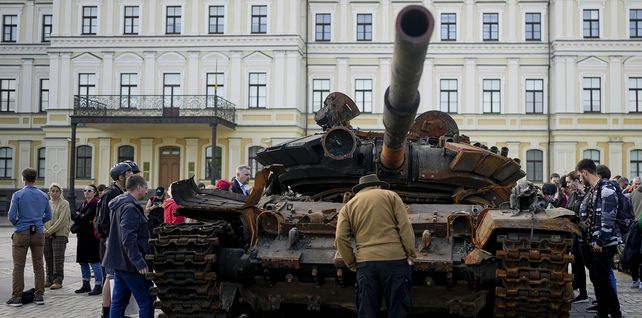 El público ante un tanque ruso destruido exhibido en el centro de Kiev