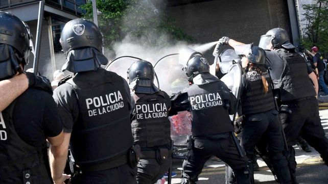 Corridas y enfrentamientos entre manifestantes y la policía rumbo a Plaza de Mayo