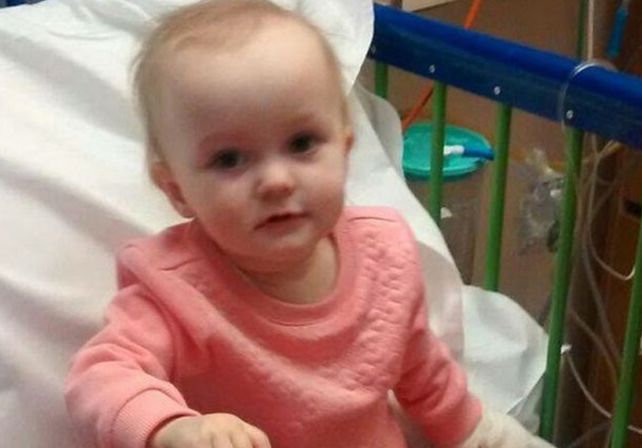 Un padre se casó con su hija de 16 meses porque le quedaban dos días de vida