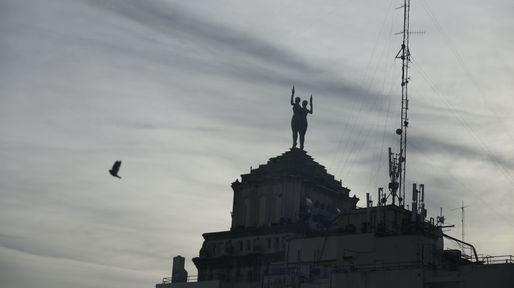 Las dos estatuas que coronan un rascacielos rosarino y esconden una historia ligada al campo