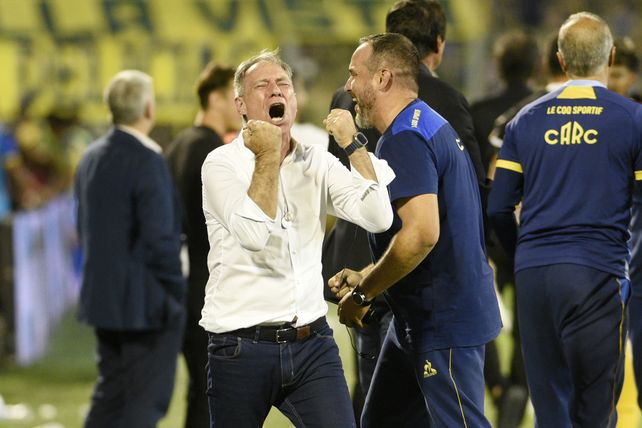 Puños apretados. Holan festeja uno de los tatos goles que Central hizo en el Gigante, donde el equipo se hizo muy fuerte.