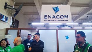 Miembros de los gremios ATE y Upcn en la sede de la Enacom, cuyos trabajadores fueron desalojados por la Policía Federal.