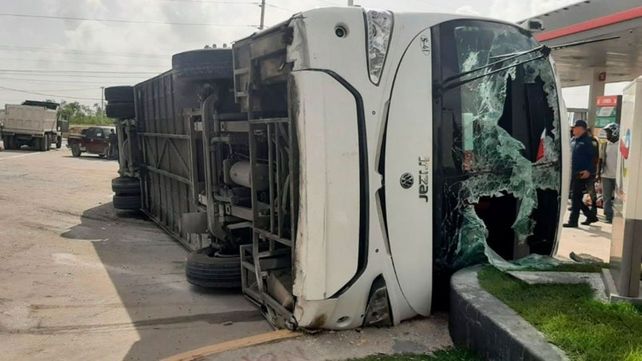 Video: Así fue el vuelco del micro en Punta Cana en el que resultaron heridos dos rosarinos