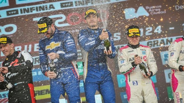 El arrecifeño Agustín Canapino celebra junto al titular Damián Fineschi en el Gálvez la victoria de los 200 Kilómetros de Buenos Aires del TC 2000.
