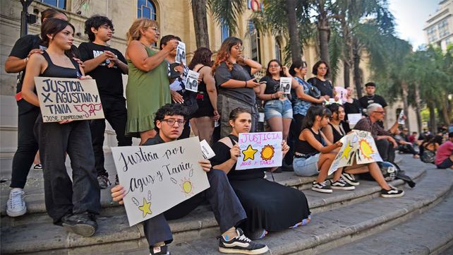 Familiares y amigos de la familia García este lunes en el Patio Olmos de la capital cordobesa.&nbsp;