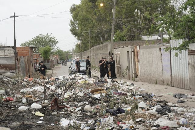 Un tiro de gracia en el suelo, el punto final de una discusión por un auto que pasó rápido
