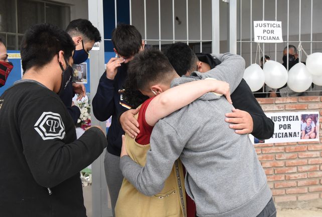 El dolor resumido en un abrazo por la muerte de la adolescente. Detr&aacute;s