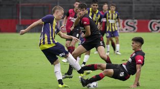 El partido del torneo pasado, en el Parque, con triunfo canalla 2 a 0. De frente, Tomás Pérez con la 5 hoy en primera división y que resultara expulsado.