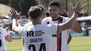 Tras su estadía en Grecia, Juanchón García volvió a Newells y con Lunari se ganó la titularidad.