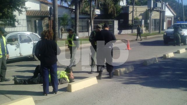 Un inspector municipal motorizado se accidentó y fue ayudado por Gendarmería