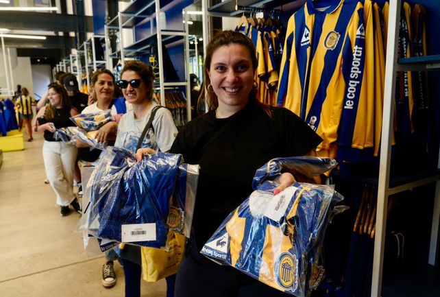 Fiebre canalla para comprar la camiseta que rememora la obtención de la Copa Conmebol