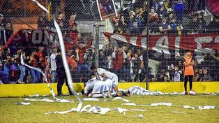 Los entusiastas que metieron 4.500 espectadores en la transmisión del partido de Colón