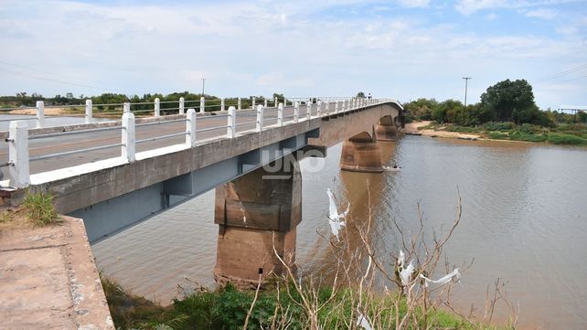 El puente Arroyo Leyes se encuentra ubicado a 36 km al noreste de la ciudad de Santa Fe