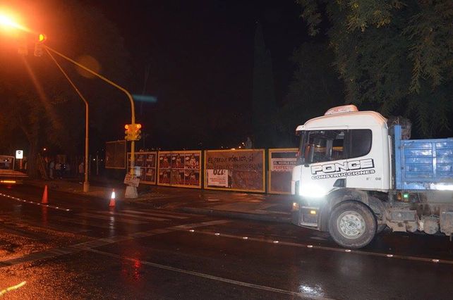 El intento por parte de las empresas concesionarias de las obras para cerrar el Parque Alberdi/ facebook Asamblea de la Público