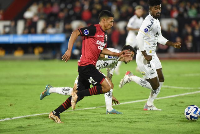 Tercera alegría. Iván Gómez, figura del partido y autor del gol del 1 a 0 ante Santos.