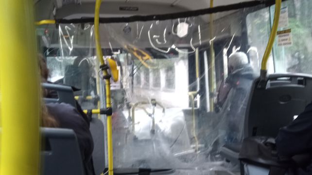 En algunos ómnibus de Rosario un plástico oficia de separador entre el chofer y los pasajeros. Bueno