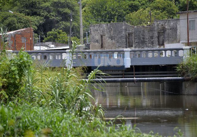 El arroyo está cerca del puente sobre avenida Estrada. UNO/Mateo Oviedo.