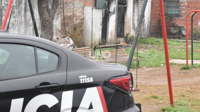 La vivienda donde sucedió el incendio fatal permanece con custodia policial