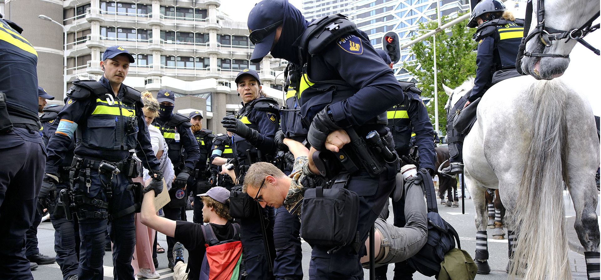 La policía detiene a manifestantes durante una manifestación contra la cumbre de la OTAN en La Haya, Países Bajos, el miércoles 25 de junio de 2025. (Foto AP/Patrick Post) La policía detiene a manifestantes durante una manifestación contra la cumbre de la OTAN en La Haya, Países Bajos, el miércoles 25 de junio de 2025. (Foto AP/Patrick Post)
