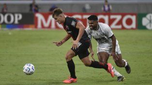 La velocidad y gambeta de Mateo Silvetti son de los pocos recursos que mostró Newell’s en este inicio del torneo. El juvenil requiere de una mejor compañía.