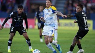 Fideo Di María maniobra en la derrota de Central ante Independiente del Valle. El capitán salió reemplazado.
