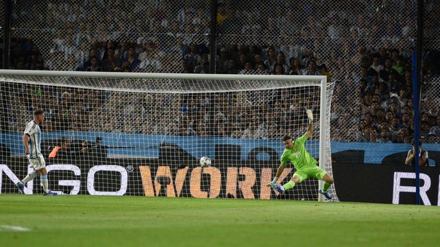 Hasta acá llegó. La pelota impulsada por Ronald Araújo es tocada por el pie por Dibu Martínez