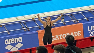 Brazos en alto para Julia Christen por su gran actuación en el Mundial Junior de natación.