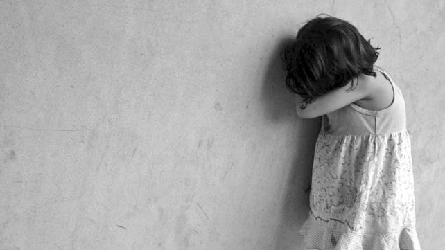 Una maestra jardinera atacó a patadas a una nena