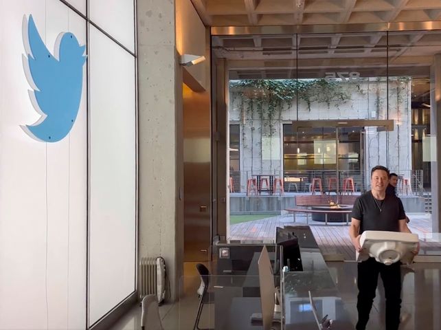 Musk entra este jueves a la sede de Twitter en San Francisco con una pileta, dando a entender que la compra llegó a buen puerto.