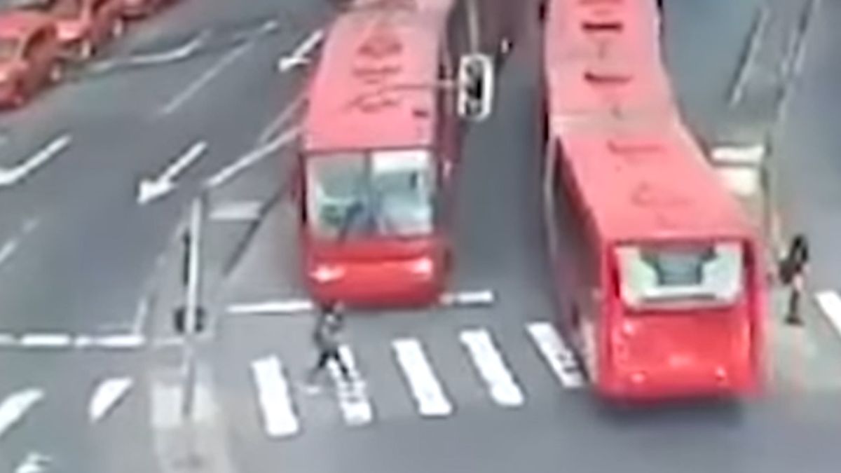 Cruzó la calle sin mirar hacia los dos lados y sufrió las consecuencias