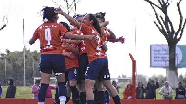 Independiente superó a Huracán y es puntero en su zona del Clausura Femenino. 